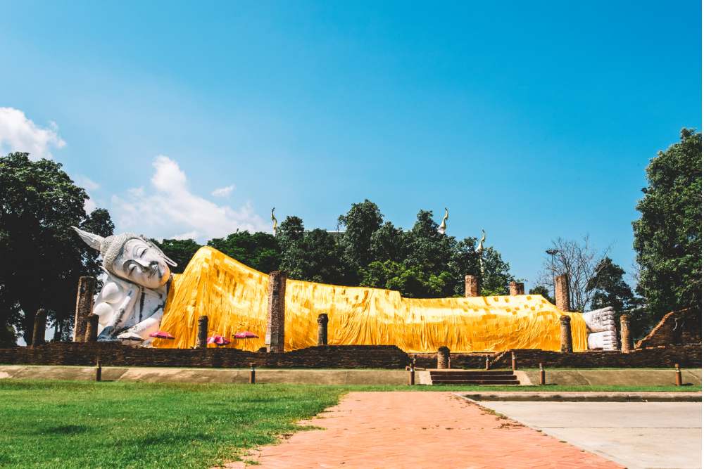 Wat Lokayasutharam : Le Bouddha couché en extérieur